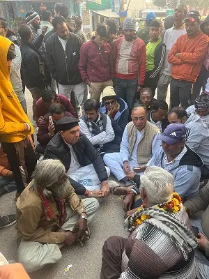 बिजली कंपनी की मनमानी के खिलाफ लोगों ने लगाया जाम
