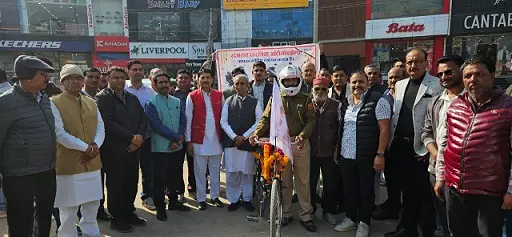 पिछले आठ सालों से साइकिल पर हेलमेट पहनकर चल रहा है यह जवान