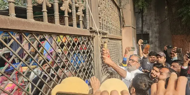 पीबीएम:बंद पड़े गेट के तोड़े ताले,अब डिवाइडर की बारी