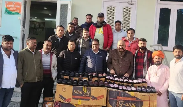 सर्दी में राहत के प्रयास : रांका ने जरुरतमंदों को 500 जोड़ी जूते किए वितरित