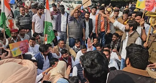 यूथ कांग्रेस का प्रदर्शन बना चर्चा का विषय जाने वजह
