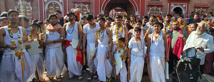 बटुकों ने मांगी भिक्षा,काशी के लिये लगाई दौड़