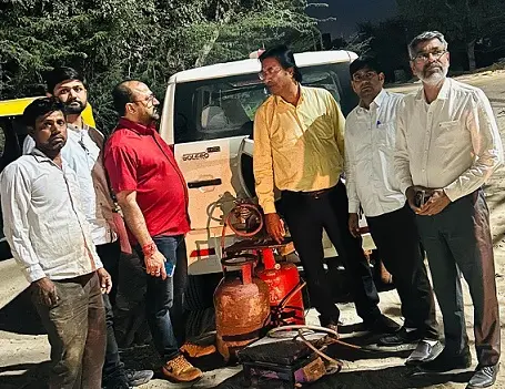 अवैध गैस रिफिलिंग के खिलाफ कार्रवाई,4 घरेलू गैस सिलेंडर सहित उपकरण जब्त