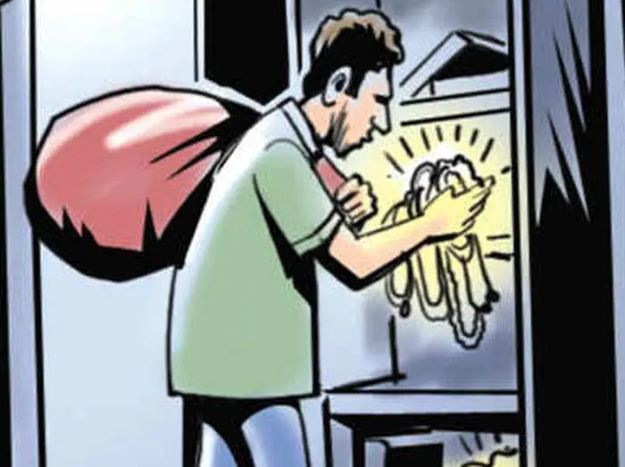 पुलिसकर्मी का घर सूना देख चोरों ने किए लाखों के सोना,नकदी साफ