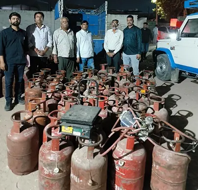 अवैध गैस रिफिलिंग पर बड़ी कार्रवाई, 56 घरेलू एलपीजी सिलेंडर व बोलेरो पिकअप जब्त