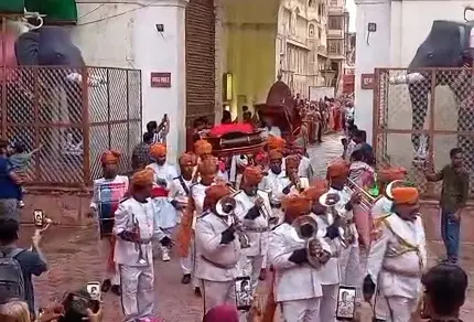 गाजे बाजे से निकली शाही सवारी,ढोल नगाड़े के साथ गणगौर को किया विदा