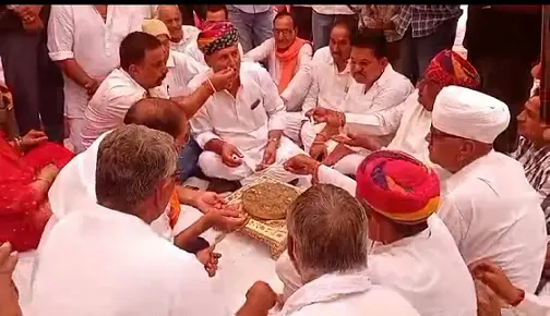 वर्षों बाद घुली रिश्तों में मिठास,ये दो जातियां बैठी एक जाजम पर,खाया मीठा खींचड़ा
