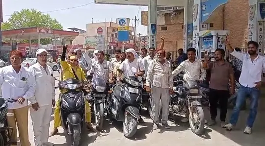 कांग्रेसी गाडिय़ों को घसीटते हुए ले गये पेट्रोल पंप,जाने पूरा माजरा