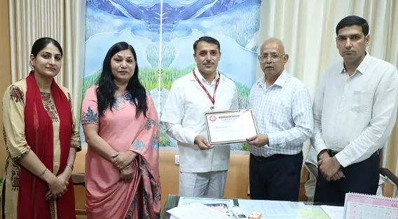 समर्पित सेवाओं के लिए जोनल फ्लोरेंस नाइटिंगेल अवार्ड से सम्मानित हुए वरिष्ठ नर्सिंग अधीक्षक