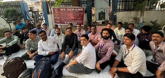 एसबीआई कर्मचारियों ने दिया मौन धरना,आंदोलन तेज करने की चेतावनी