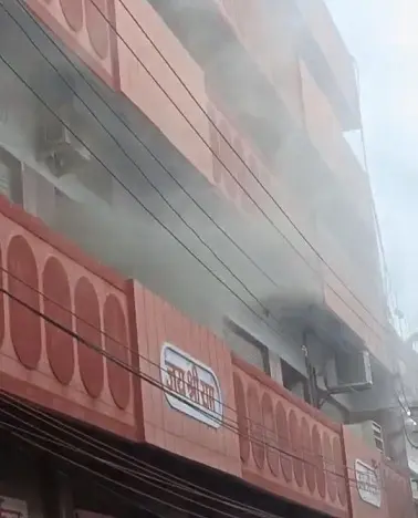 शहर के इस कपड़े मार्केट में लगी आग,बड़ा हादसा टला