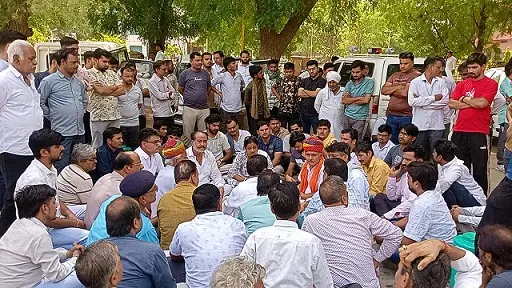 न्याय के लिये बिलख रहे परिजन,मौत के बाद लगाया धरना