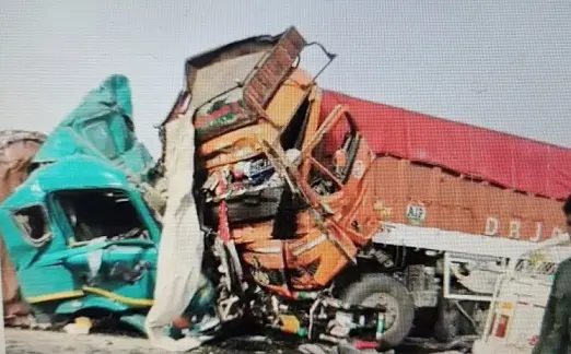 दो ट्रकों की भिड़ंत एक ड्राइवर की हुई मौत