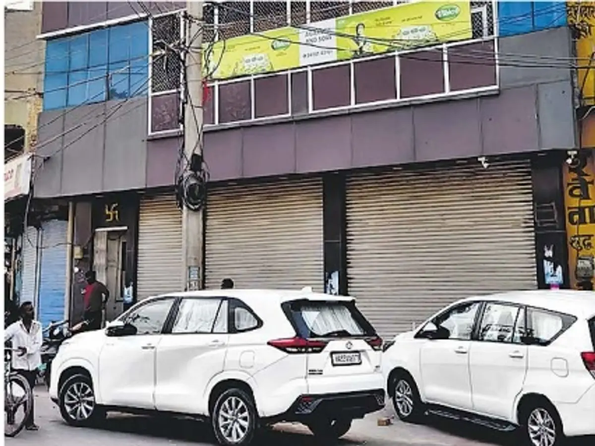 ईडी की 15 स्थानों पर दबिश,60 लाख नकद जब्त