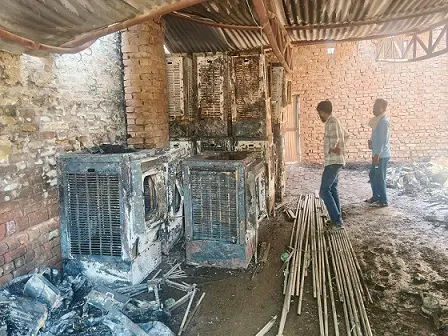 कचरे की चिंगारी से इलेक्ट्रॉनिक सामान के गोदाम में लगी आग