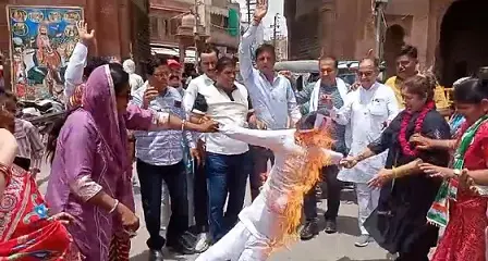 ‘क्या मंत्री की माता जी हंसते-नाचते गई थीं’?,फूंका पुतला