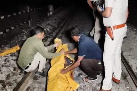 रेल पटरियों पर मिला युवक का शव