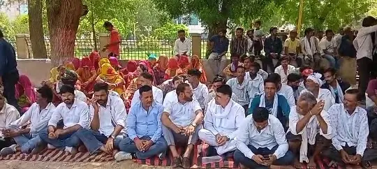 पीबीएम मोर्चरी के आगे दो धरने,दोनों ने शव नहीं उठाने की दी चेतावनी