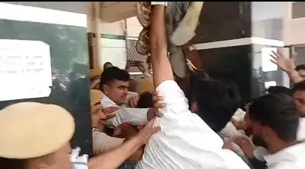 जूतों की माला लेकर पहुंचे एनएसयूआई कार्यकर्ता, पुलिस से झड़प