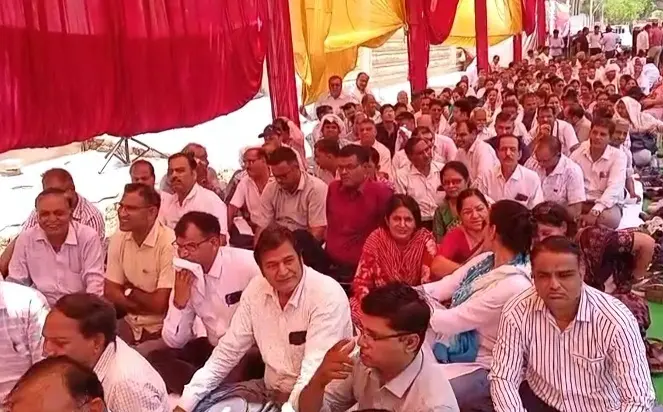 पदोन्नत प्रधानाचार्यों की अंकन तिथि का कार्य लंबित,निदेशालय पर लगाया धरना