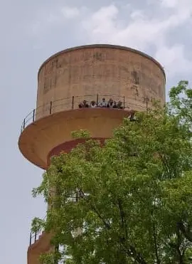 पानी की टंकी पर चढ़कर किया प्रदर्शन