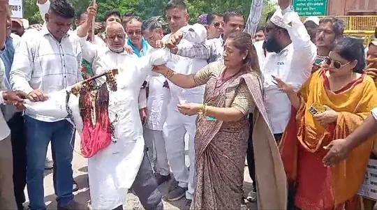 कांग्रेस-रालोपा ने निकाला पैदल मार्च,ये रही वजह