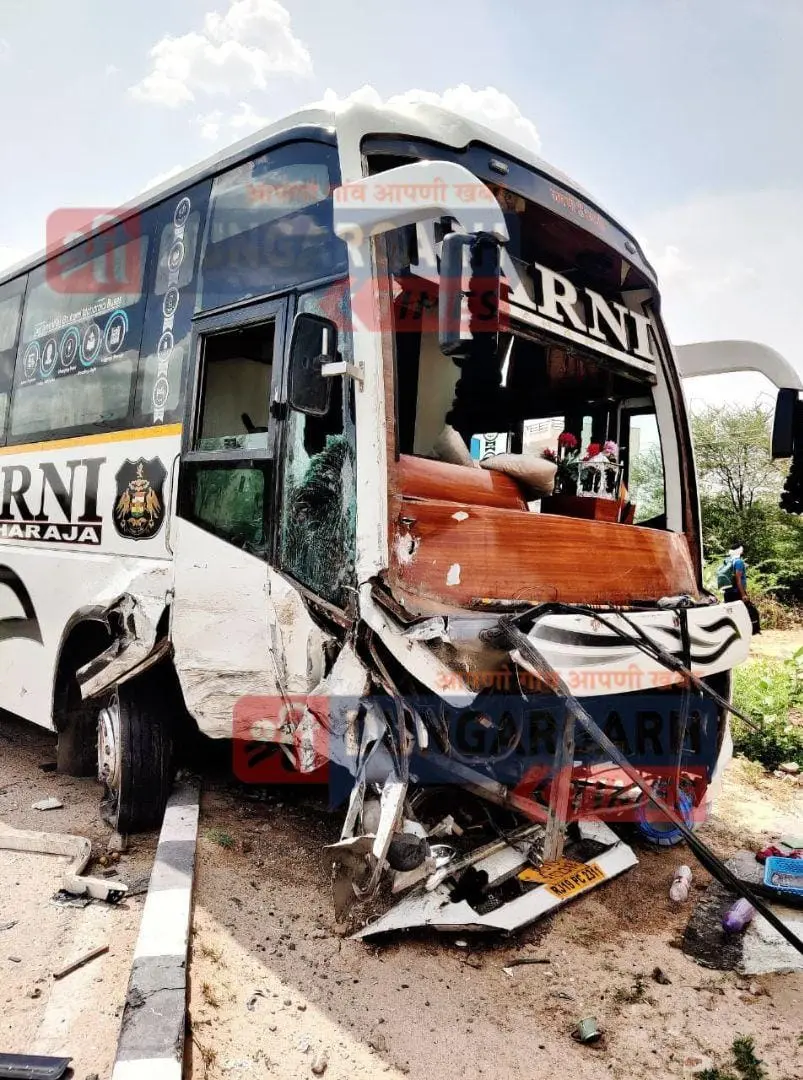 बस-बोलेरो की भिड़ंत में बुआ-भतीजी समेत 3 की मौत