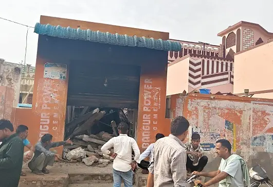 परचून की दुकान में विस्फोट,आग में जला सामान