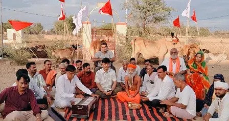गौ सम्मान अनुष्ठान में वैदिक मंत्रों से हुआ गौ पूजन और सामूहिक संकीर्तन 