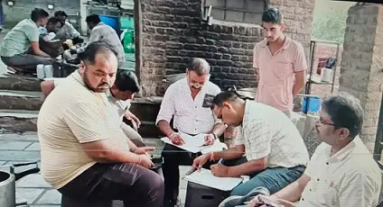 मिठाई की दुकान से लाई चम्चम से दर्जनभर बीमार,अस्पताल में भर्ती