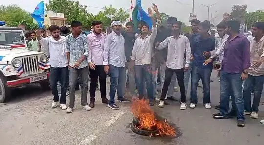 ‘छात्रसंघ चुनाव की मांग पर एनएसयूआई कार्यकर्ताओं की पुलिस से झड़प