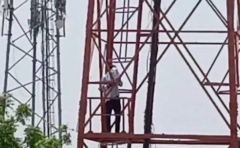  बीजेपी नेता मोबाइल टावर पर चढ़े