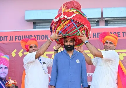 630 मीटर की विश्व की सबसे लंबी पगड़ी से राजवीर सिंह चलकोई का सम्मान
