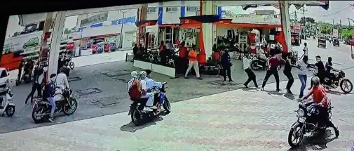 बहन के ससुराल वालों ने दिनदहाड़े युवक पर जानलेवा हमला