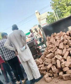 ईंट से भरी ट्रोली पलटी,महिला की हुई मौत